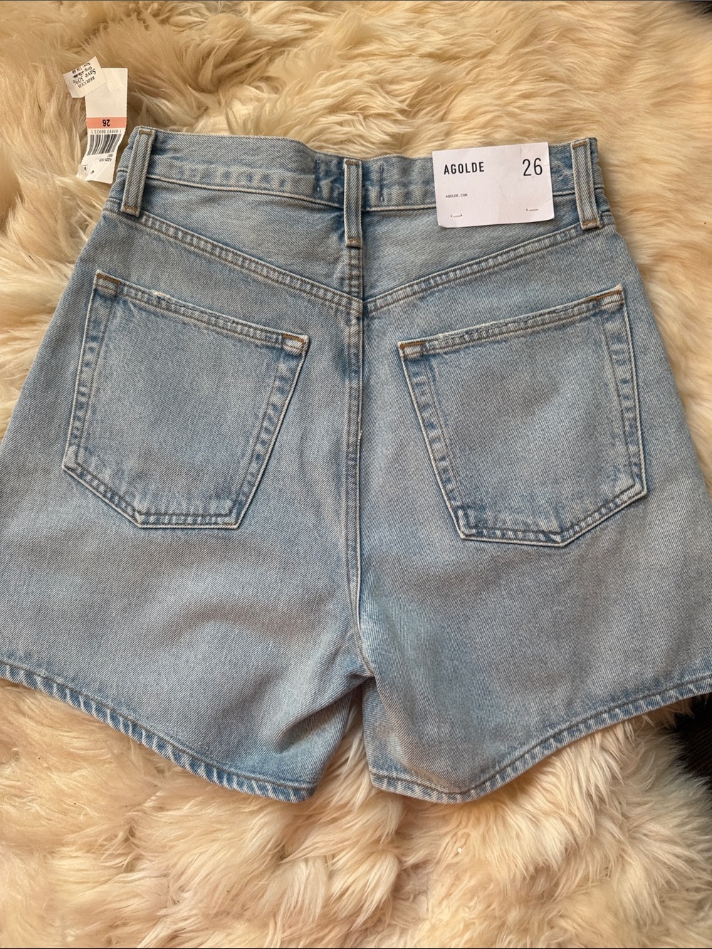 NWT-Agolde Washed Light Blue V Waist Mid-Rise Denim Shorts - Picture 4 of 5